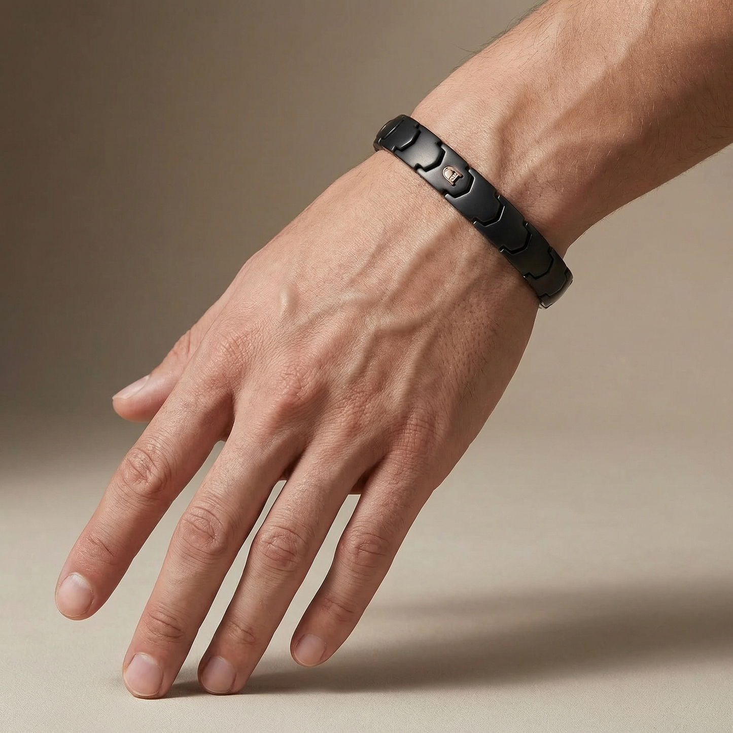 Bracciale Uniko Nero Opaco con Lettera Incastonata